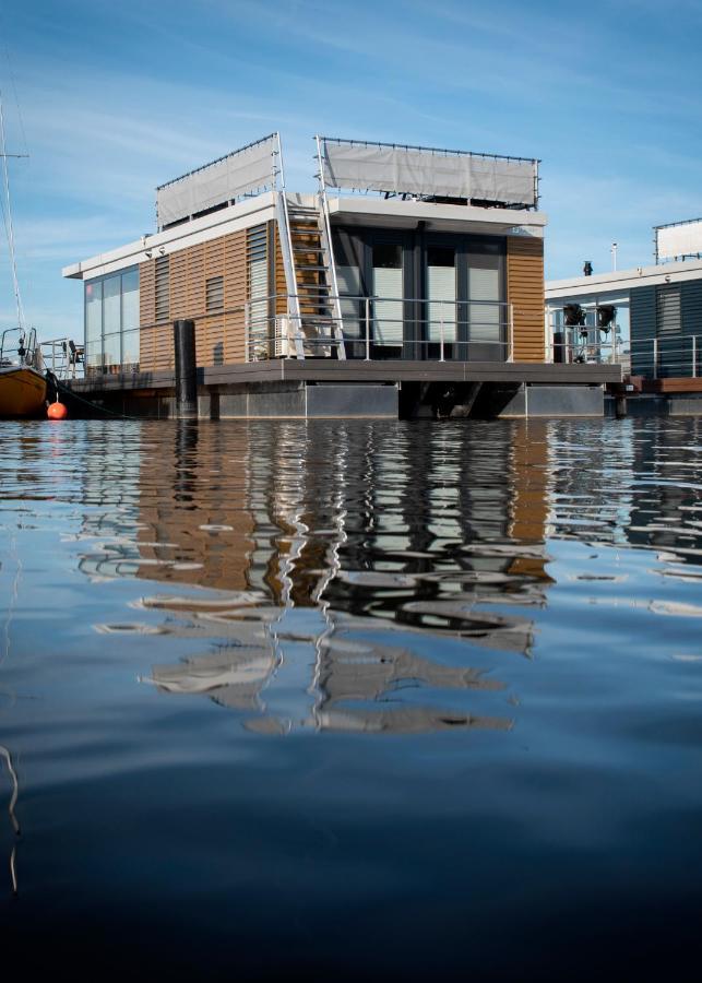 Welcome In - Houseboat 'Elysium' Met Eigen Aanlegsteiger Sneek - Offingawier 外观 照片