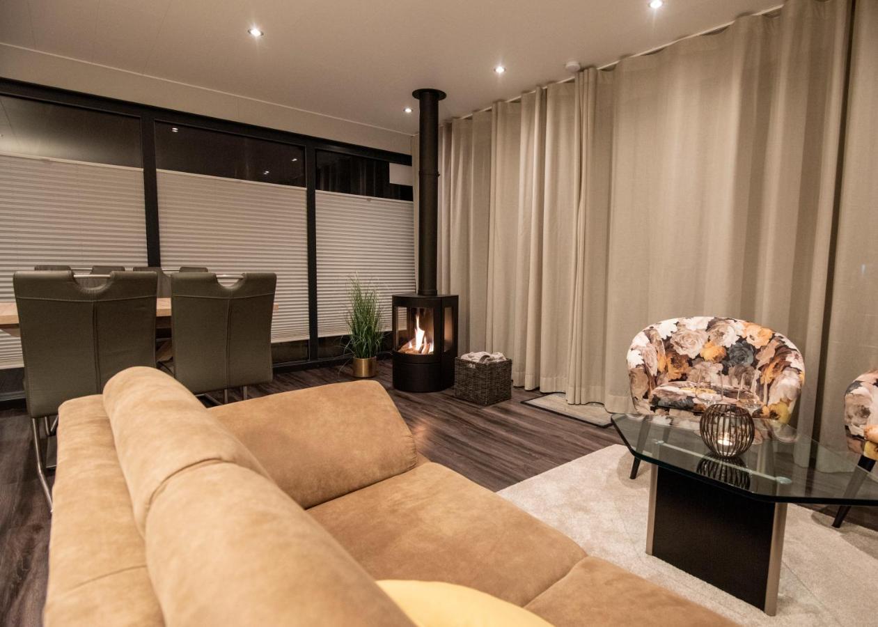Welcome In - Houseboat 'Elysium' Met Eigen Aanlegsteiger Sneek - Offingawier 外观 照片