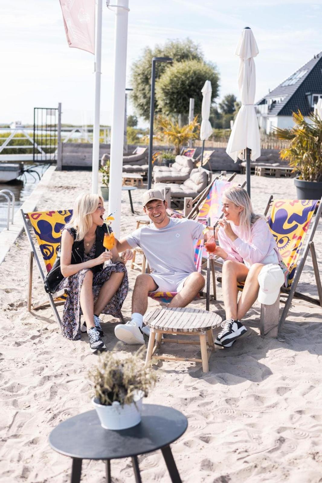 Welcome In - Houseboat 'Elysium' Met Eigen Aanlegsteiger Sneek - Offingawier 外观 照片