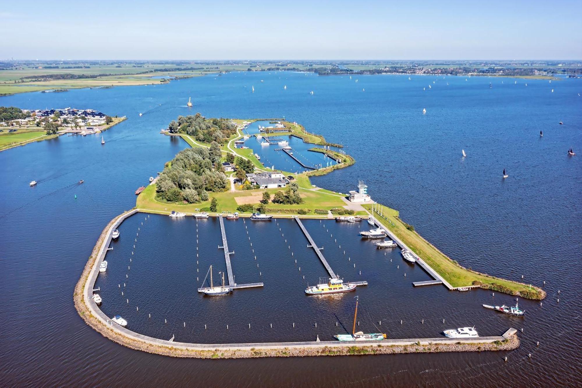 Welcome In - Houseboat 'Elysium' Met Eigen Aanlegsteiger Sneek - Offingawier 外观 照片